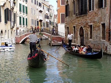 <a href=http://www.destination-italie.net/galeries/detail.php?view=61><B>Les gondoles de Venise</B></a> 